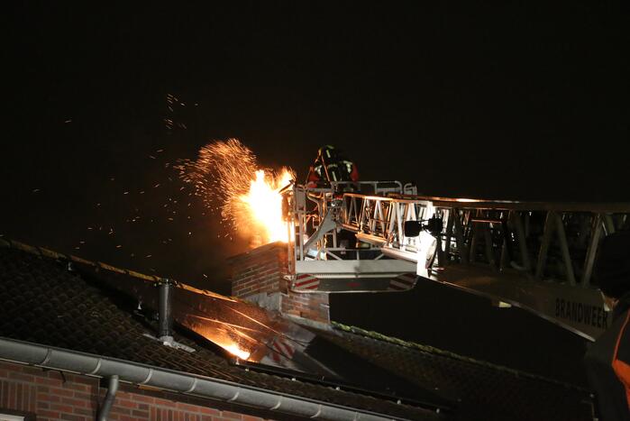 Uitslaande brand in schoorsteen