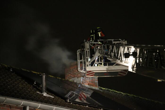Uitslaande brand in schoorsteen
