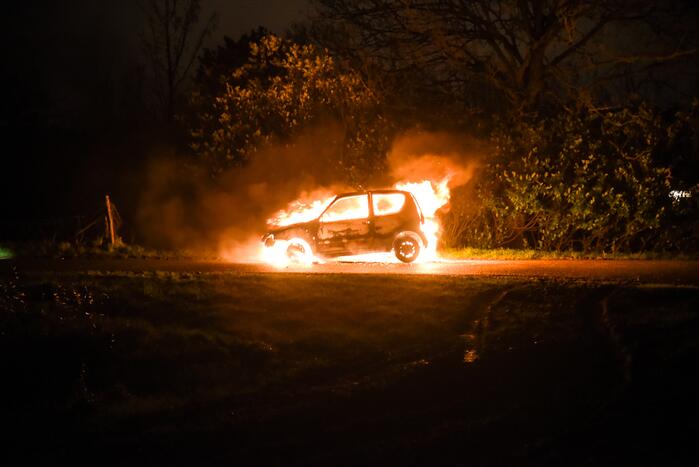 Auto verwoest na harde knal