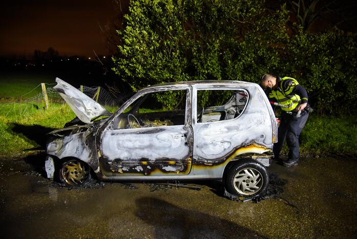 Auto verwoest na harde knal