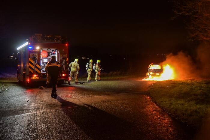 Auto verwoest na harde knal