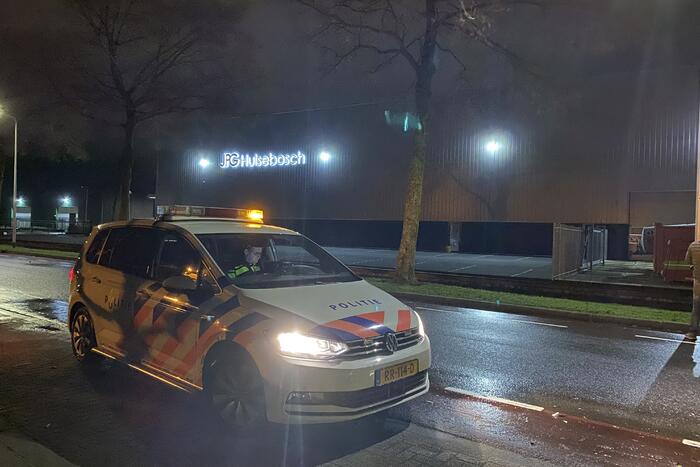 Auto rijdt een sloot in