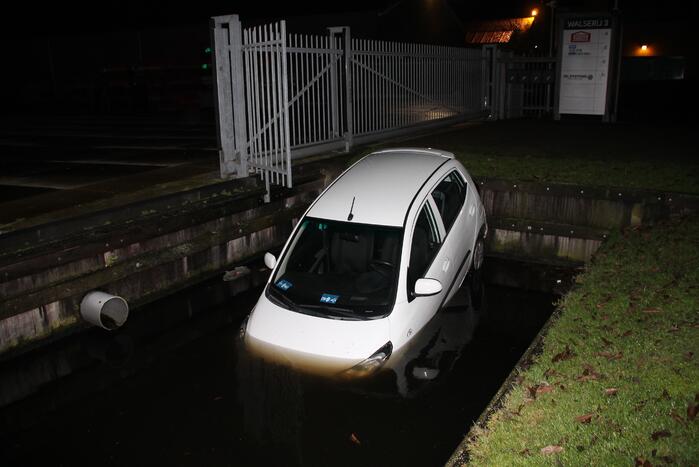 Auto rijdt een sloot in