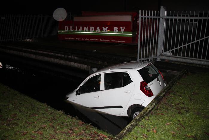 Auto rijdt een sloot in