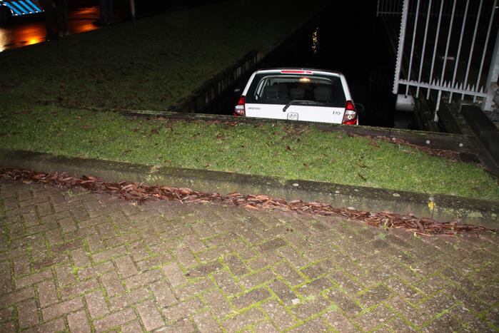 Auto rijdt een sloot in