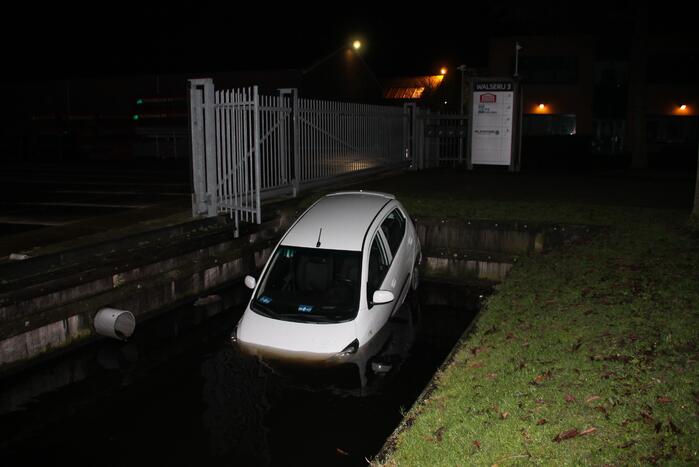 Auto rijdt een sloot in