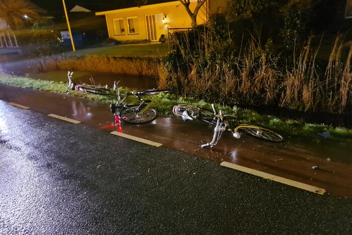Omstanders redden fietser uit water