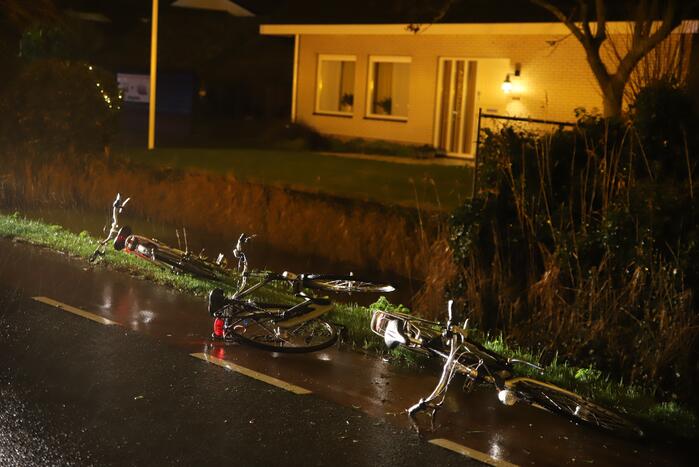 Omstanders redden fietser uit water