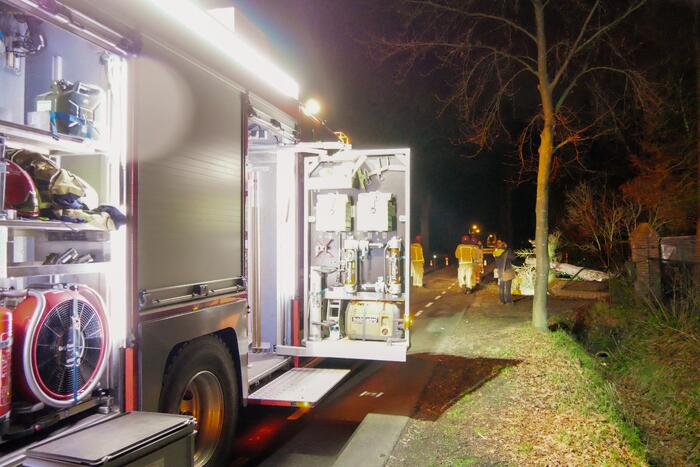 Omgewaaide boom blokkeert doorgaande weg