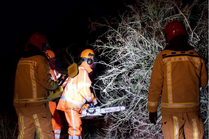 Omgewaaide boom blokkeert doorgaande weg