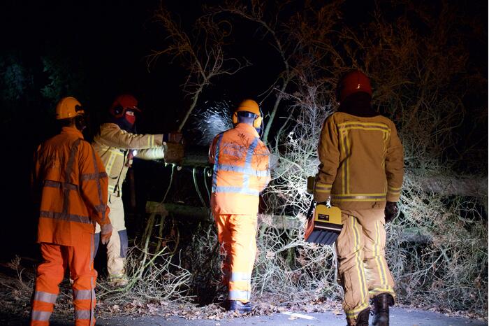 Omgewaaide boom blokkeert doorgaande weg