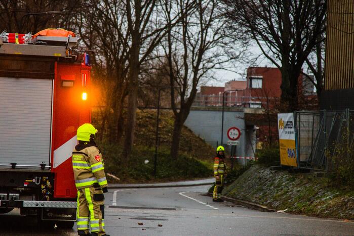 Groot gebied afgesloten door rondvliegend puin