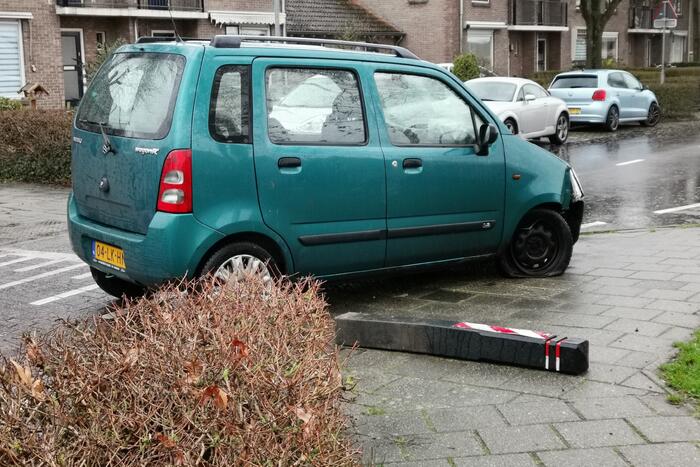 Auto raakt op de kant aanrijding met paal