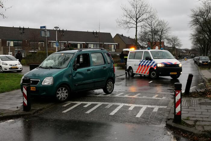 Auto raakt op de kant aanrijding met paal