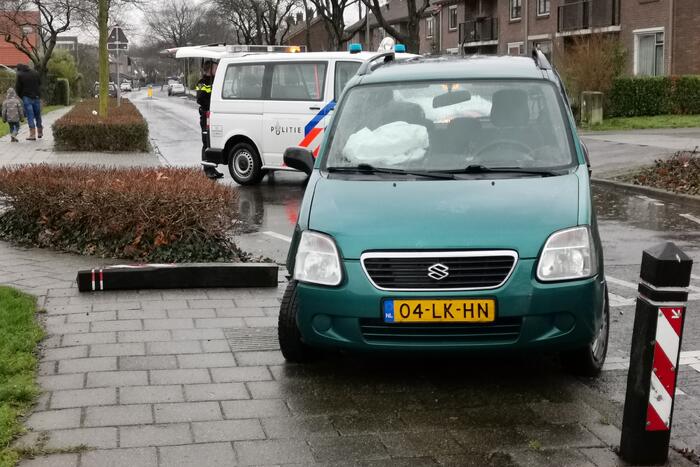 Auto raakt op de kant aanrijding met paal