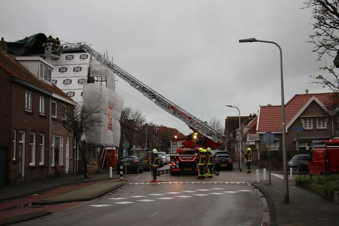 Zeil schiet los door harde wind