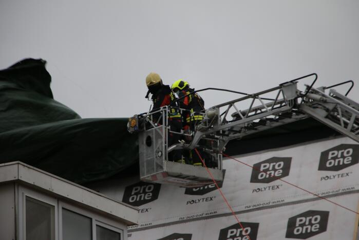 Zeil schiet los door harde wind