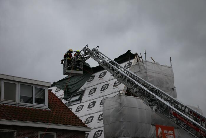Zeil schiet los door harde wind