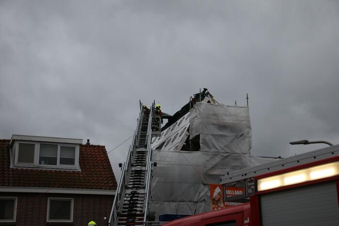 Zeil schiet los door harde wind