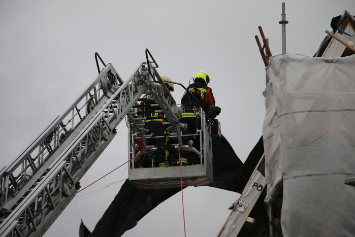 Zeil schiet los door harde wind