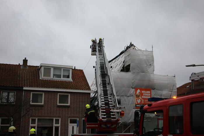 Zeil schiet los door harde wind