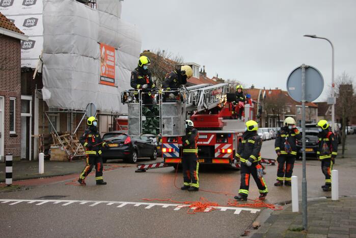 Zeil schiet los door harde wind