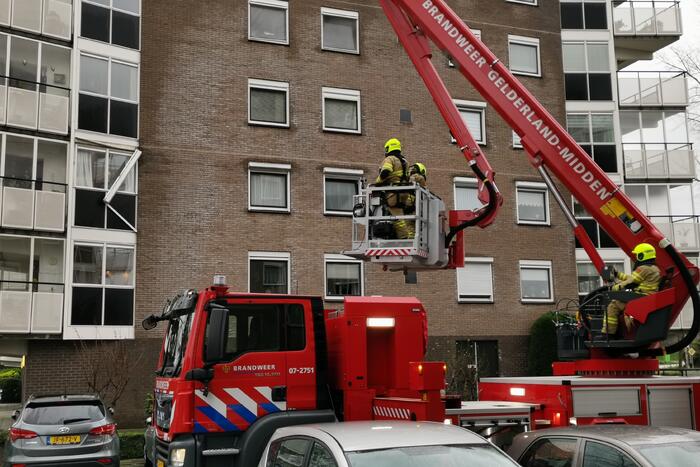Brandweer verwijdert zonnescherm van flatgebouw