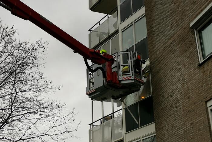 Brandweer verwijdert zonnescherm van flatgebouw