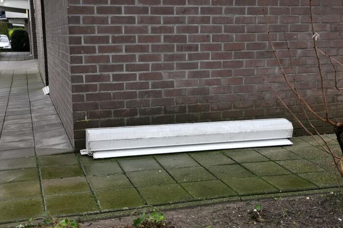 Brandweer verwijdert zonnescherm van flatgebouw