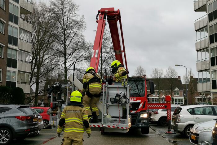 Brandweer verwijdert zonnescherm van flatgebouw