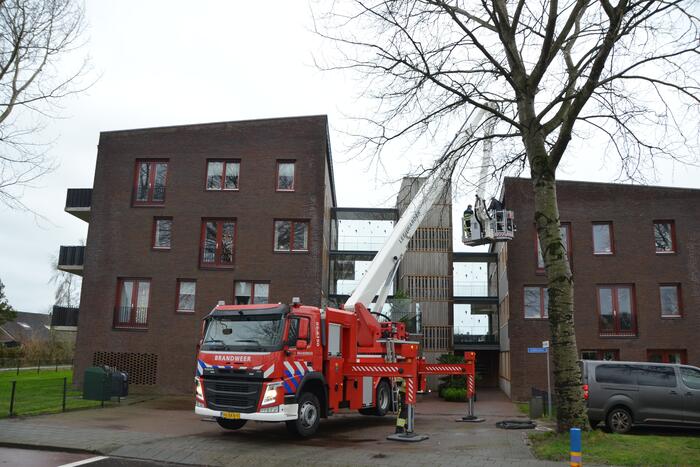 Zandzakken op dak pand door storm