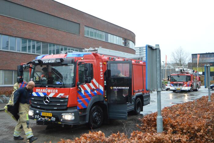 Spandoek Flevoziekenhuis waait van pand af