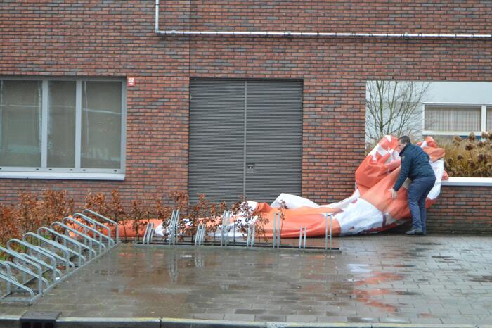 Spandoek Flevoziekenhuis waait van pand af