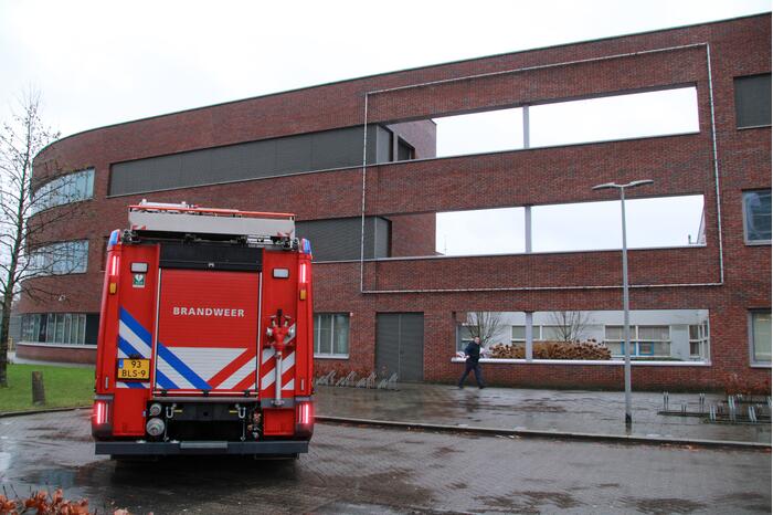 Spandoek Flevoziekenhuis waait van pand af