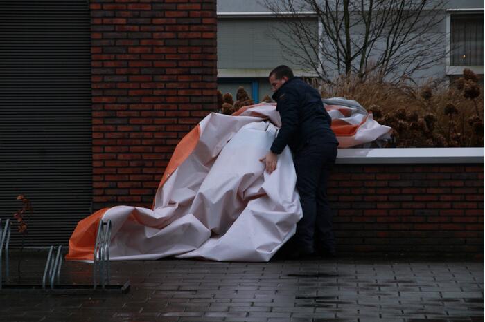 Spandoek Flevoziekenhuis waait van pand af