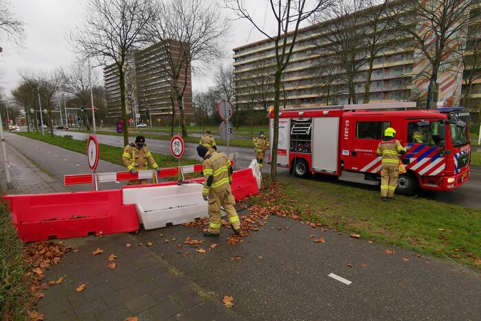 Wegafzetting waait om