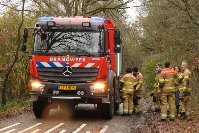 Brandweer zaagt omgewaaide boom in stukken