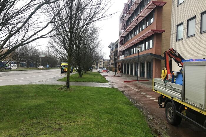 Straat afgezet door vallende delen