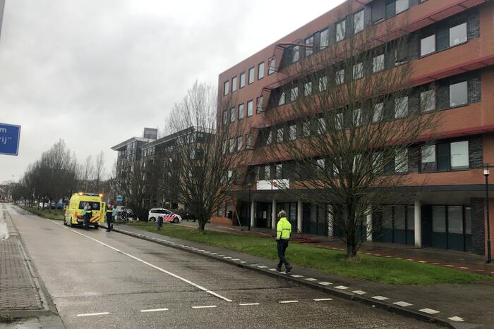 Straat afgezet door vallende delen