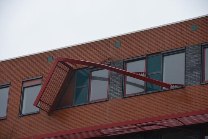 Straat afgezet door vallende delen