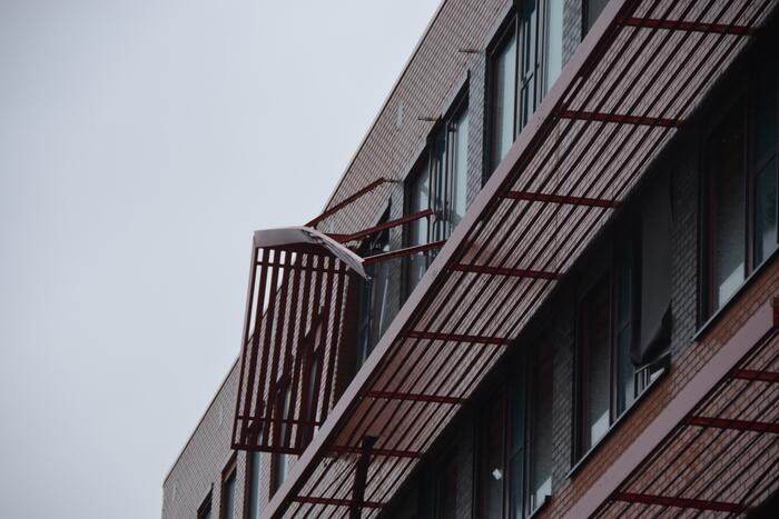Straat afgezet door vallende delen