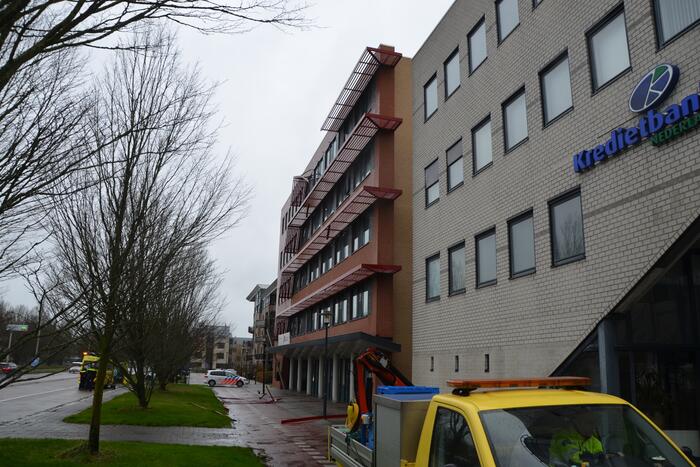 Straat afgezet door vallende delen