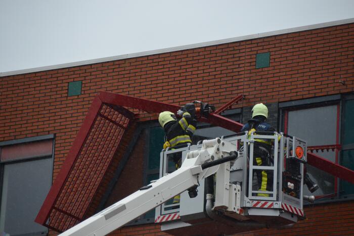 Straat afgezet door vallende delen