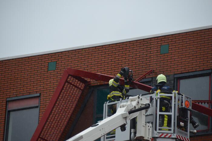 Straat afgezet door vallende delen