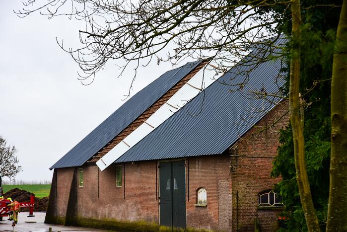 Dak waait weg van boerenstal