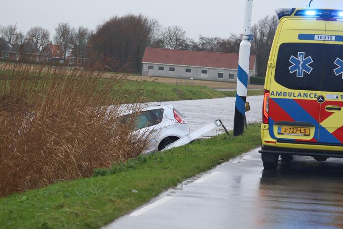 Automobilist rijdt met auto de sloot in