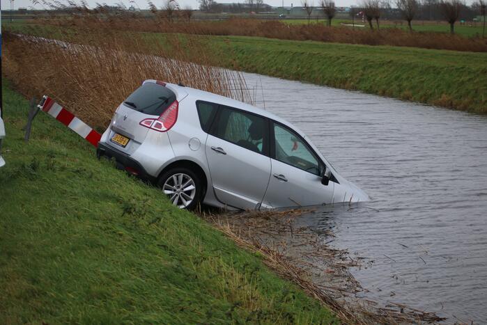 Automobilist rijdt met auto de sloot in