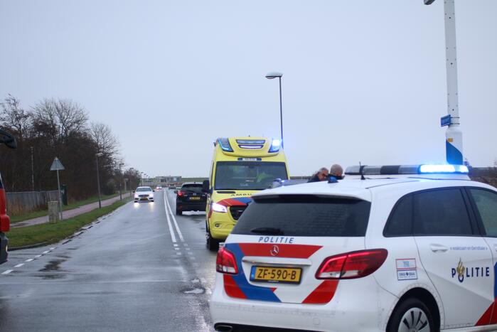 Automobilist rijdt met auto de sloot in