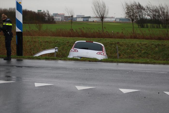 Automobilist rijdt met auto de sloot in