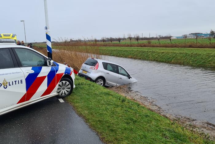 Automobilist rijdt met auto de sloot in